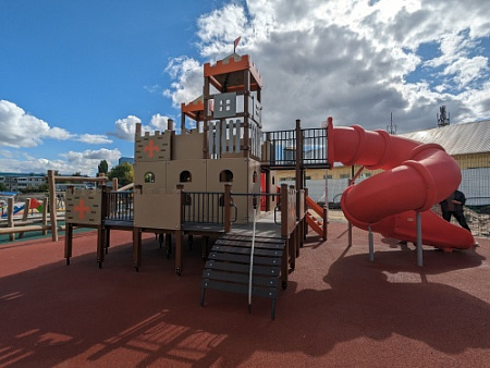 ДИО 13051.2 Детский игровой комплекс Дворец чудес Н-2000 и Н-750 (закрытая пластиковая труба и винтовой скат, в стиле средневековья)