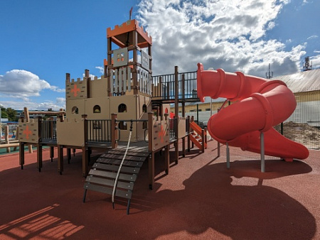 ДИО 13051.2 Детский игровой комплекс Дворец чудес Н-2000 и Н-750 (закрытая пластиковая труба и винтовой скат, в стиле средневековья)