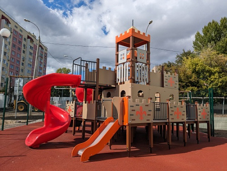 ДИО 13051.2 Детский игровой комплекс Дворец чудес Н-2000 и Н-750 (закрытая пластиковая труба и винтовой скат, в стиле средневековья)