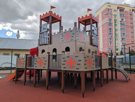 ДИО 13051.2 Детский игровой комплекс Дворец чудес Н-2000 и Н-750 (закрытая пластиковая труба и винтовой скат, в стиле средневековья)